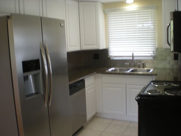 Kitchen with Granite Counter top and Stainless appliances