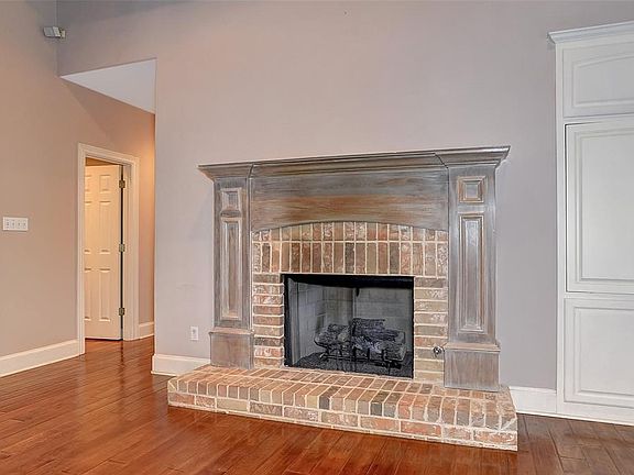 5th image of 1718 Oak Creek Dr