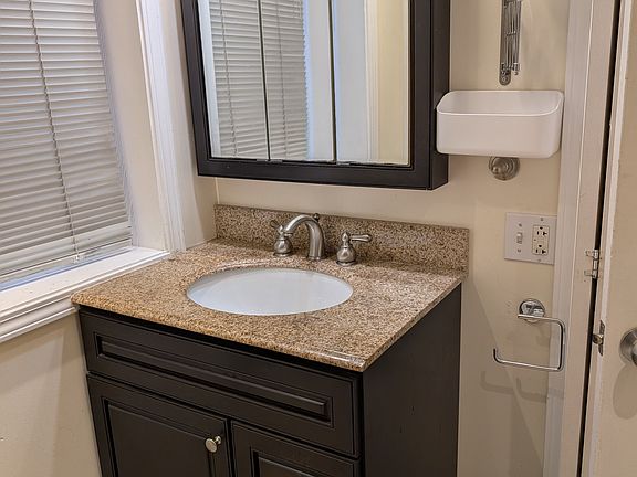 3rd image of 222 W Willow St #2R
