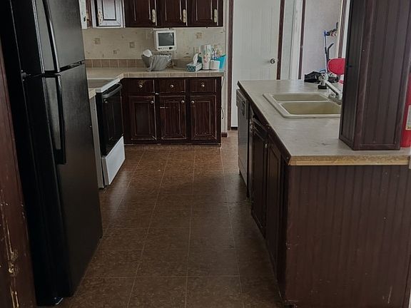 3rd image of 707 W Blythe St