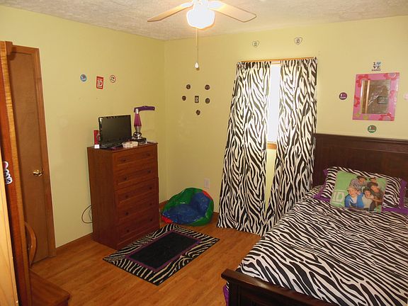 4th image of 201 Sandy Ln