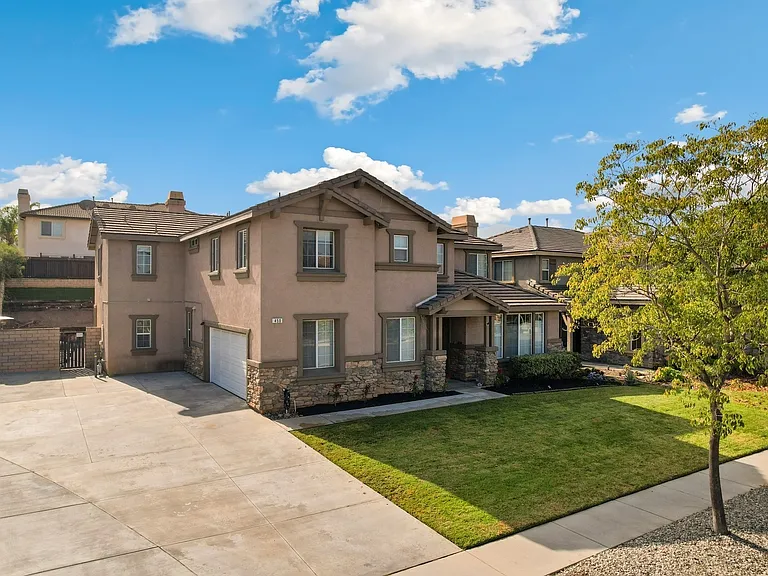 450 Rocco Cir — Photo 3