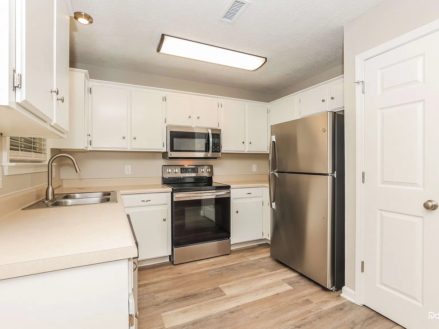 3 bed, 2.0 bath, 1377 sqft, $1,930 — Photo 2