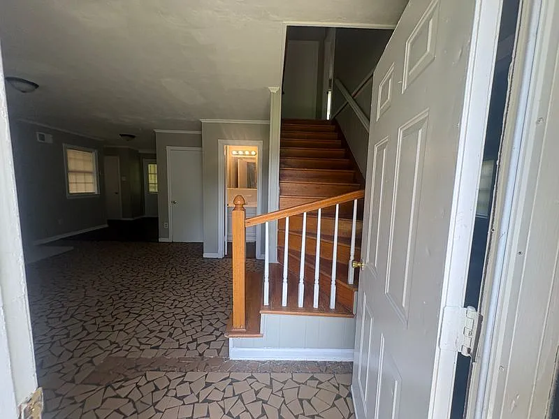Spacious 4-Bedroom Home with Balcony, Family Den & Fenced Backyard — Photo 4