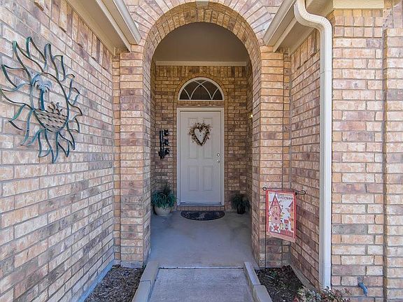 2nd image of 2513 Travis Dr