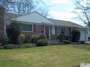9 Hamilton St, Farmingdale, NY 11735