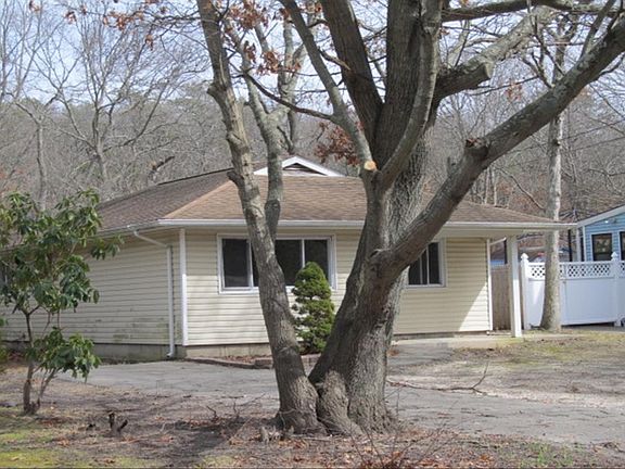 2nd image of 470 Lucerne Ave