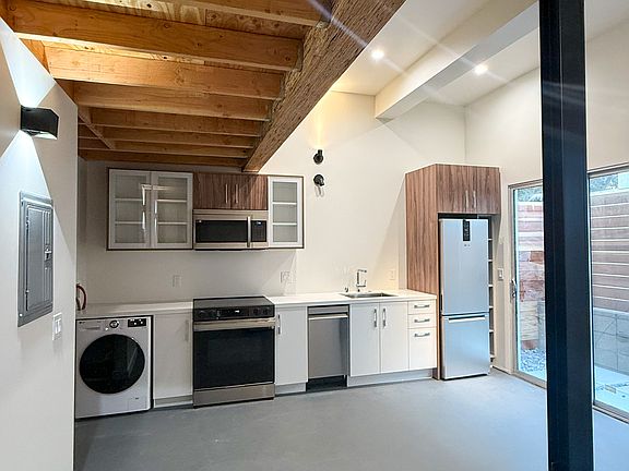 3rd image of 912 11th St #K