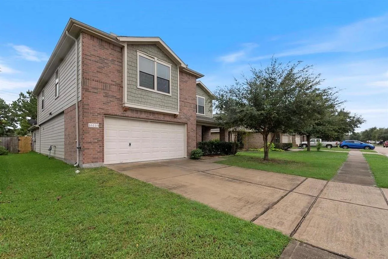 5 bed, 2.5 bath, 3415 sqft, $3,195 — Photo 2