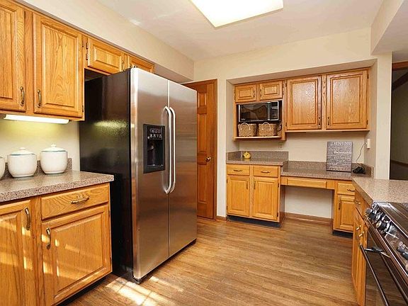 4th image of 7895 Stoneleigh Ln