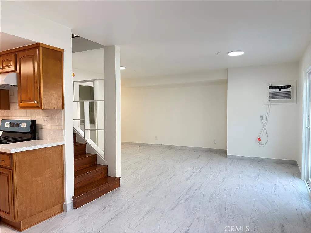 3 bed, 2.5 bath, 1330 sqft, $3,300 — Photo 4