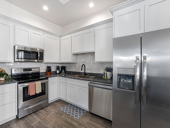 4th image of 1003 Friendship Ln #101