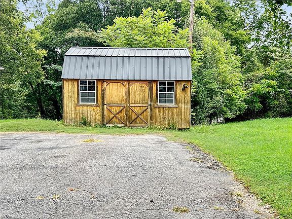 4th image of 1008 Hinshaw St
