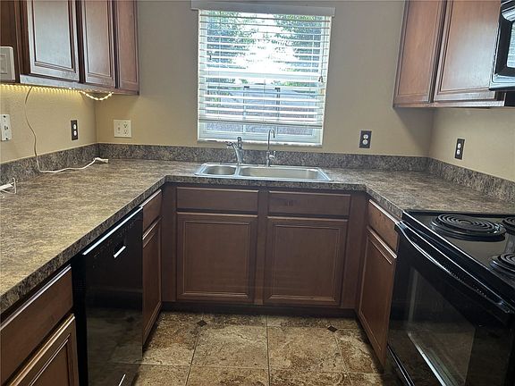 4th image of 2850 Retreat View Cir
