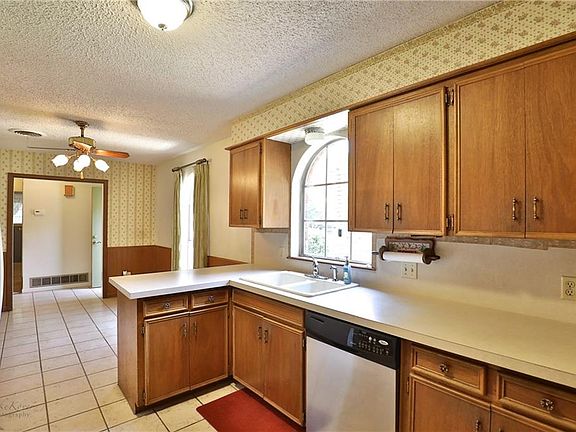 4th image of 2301 S 35th St