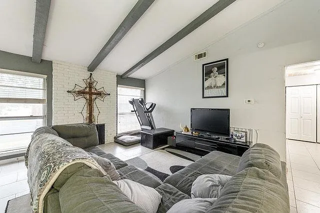3 bed, 1100 sqft, $1,950 — Photo 3