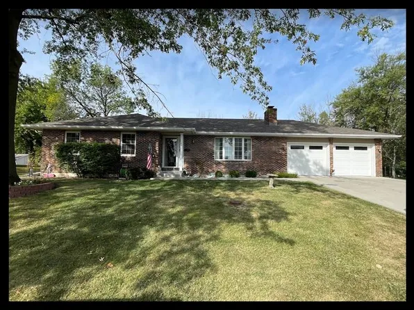1401 Hawthorn Dr, Macon, MO 63552