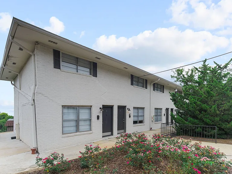 3200 Hillside Ave — Photo 3