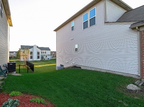 3rd image of 24905 Blue Iris Ct N