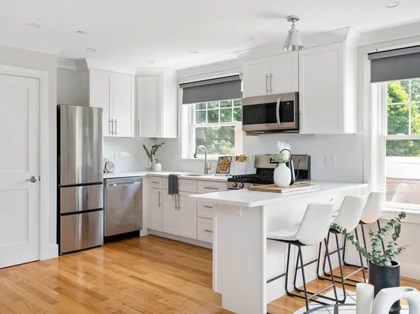 652 Hyde Park Ave #4, Roslindale, MA 02131