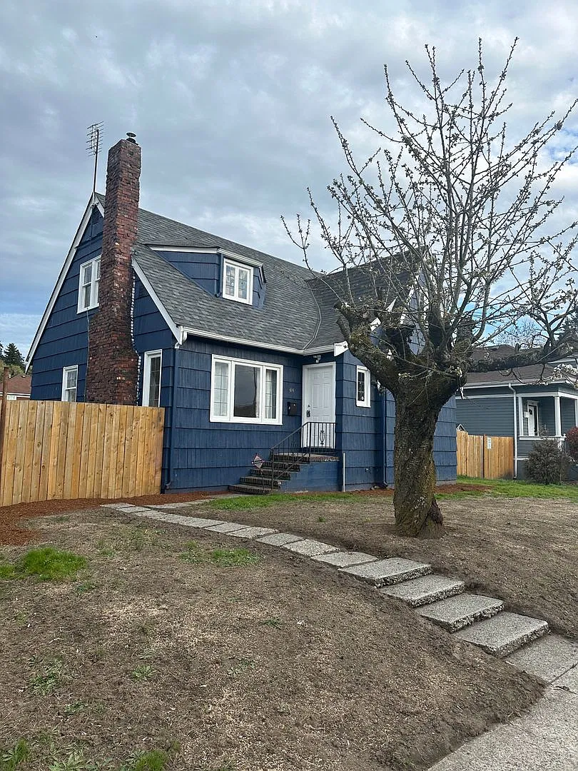 Downtown Remodeled Kent Home with fenced yard! — Photo 1