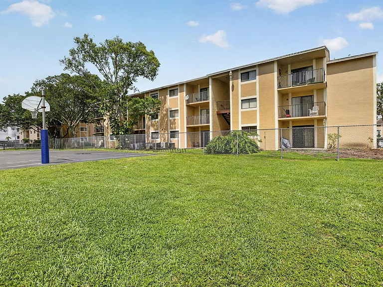 300 Palm Cir W #305 — Photo 24