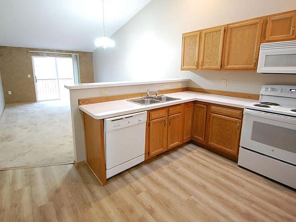 5th image of 429 W River Park Dr
