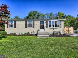 63 E Locust Ln, New Oxford, PA 17350