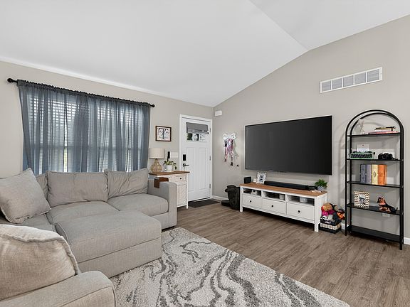 3rd image of 102 Ashley Dr