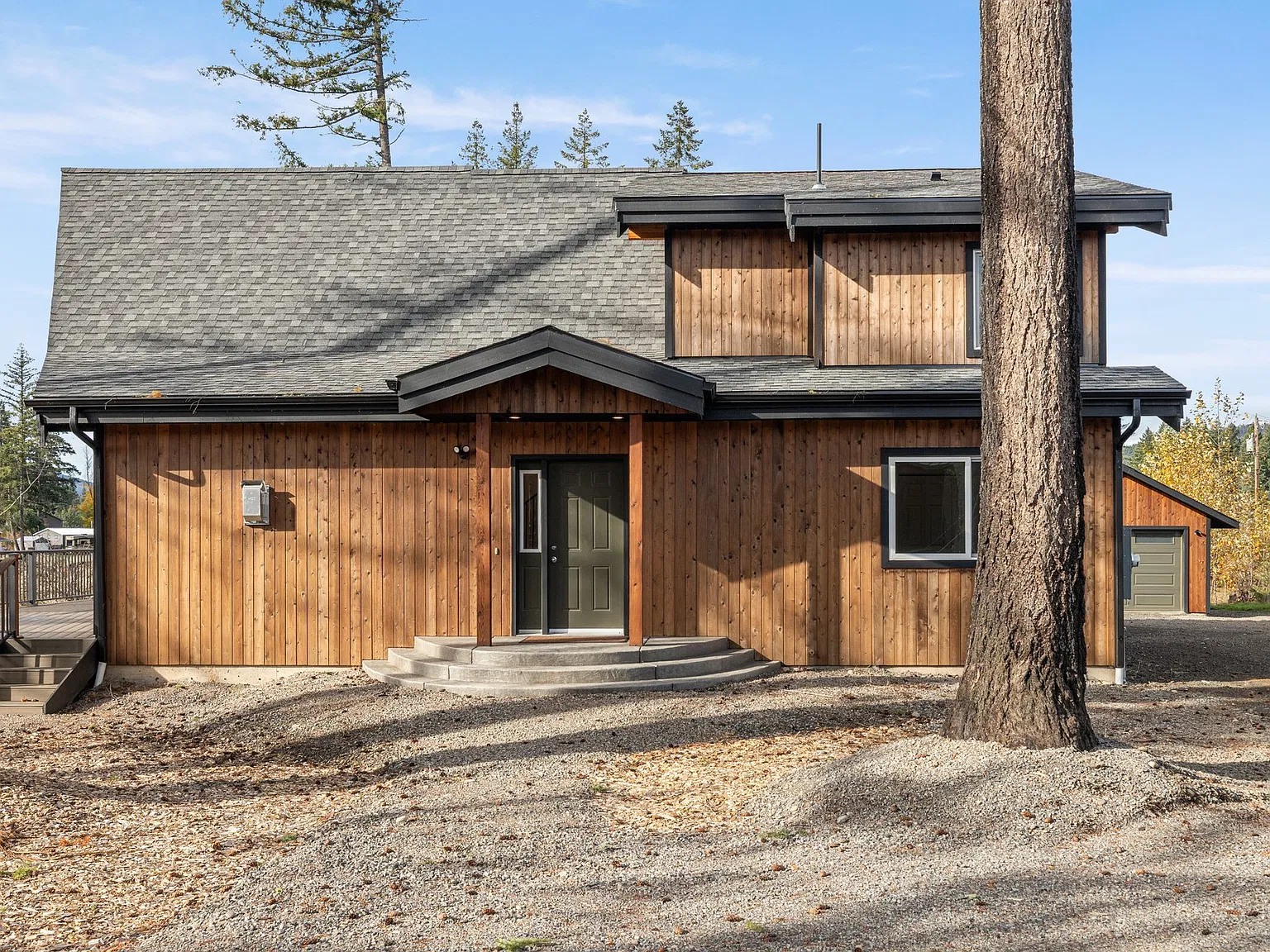 Perched above the Santiam: 3BD/2BA, walls of glass, two fireplaces, 40 min to Salem. — Photo 4