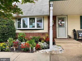 21 Vividleaf Ln, Levittown, PA 19054