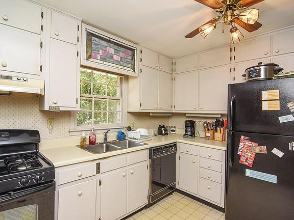 3rd image of 2106 Pawnee Dr SE