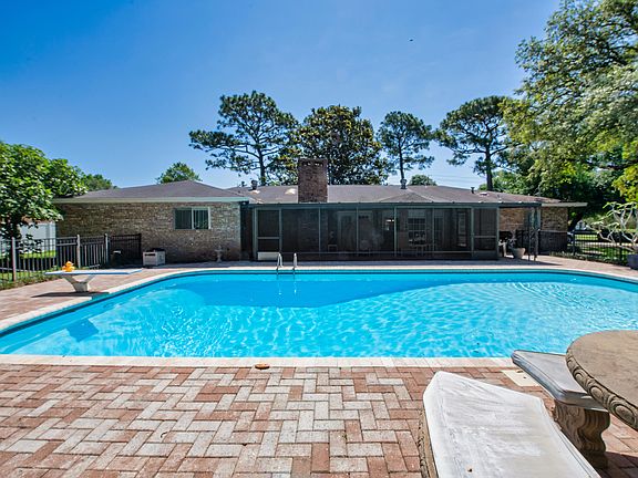 3rd image of 645 Country Club Ave