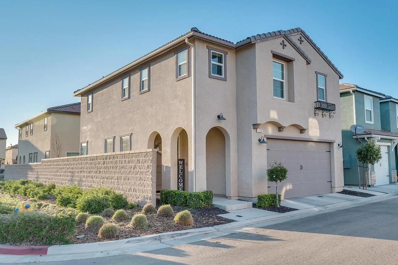 3 bed, 1648 sqft, $2,350 — Photo 1