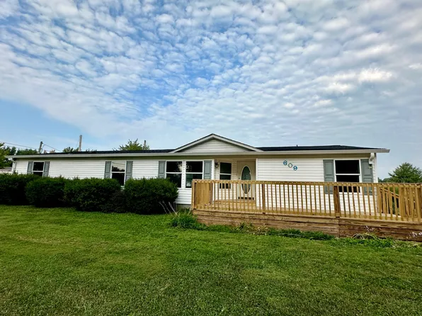 609 N Worthey St, Flora, IL 62839