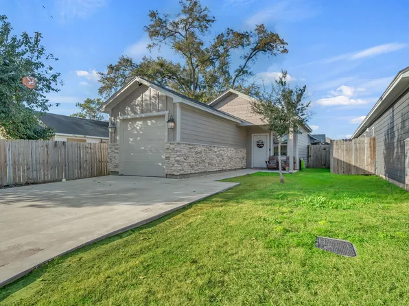 320 W Live Oak St, Angleton, TX 77515