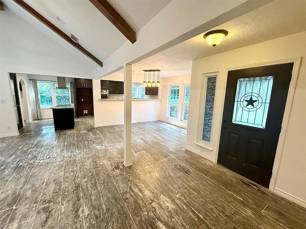 4 bed, 2.5 bath, 2044 sqft, $2,100 — Photo 3