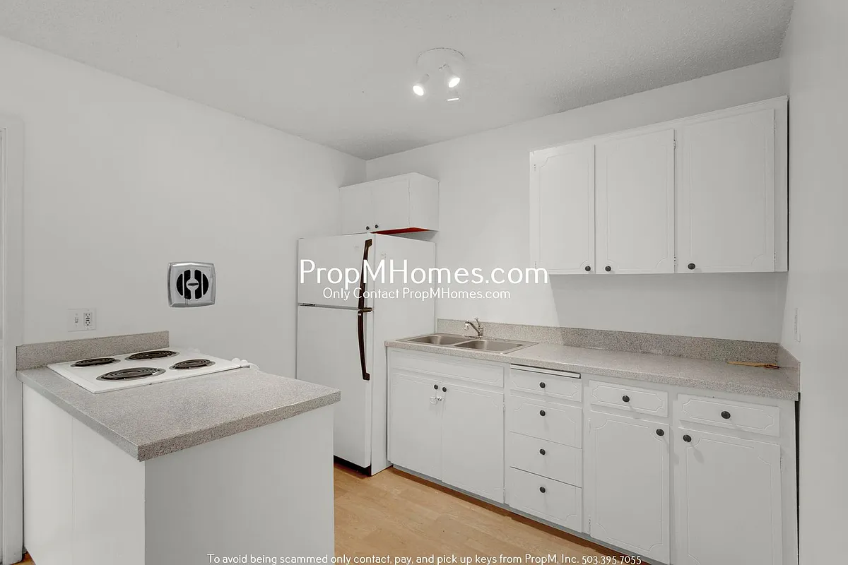 Building Photo - 718 9th St