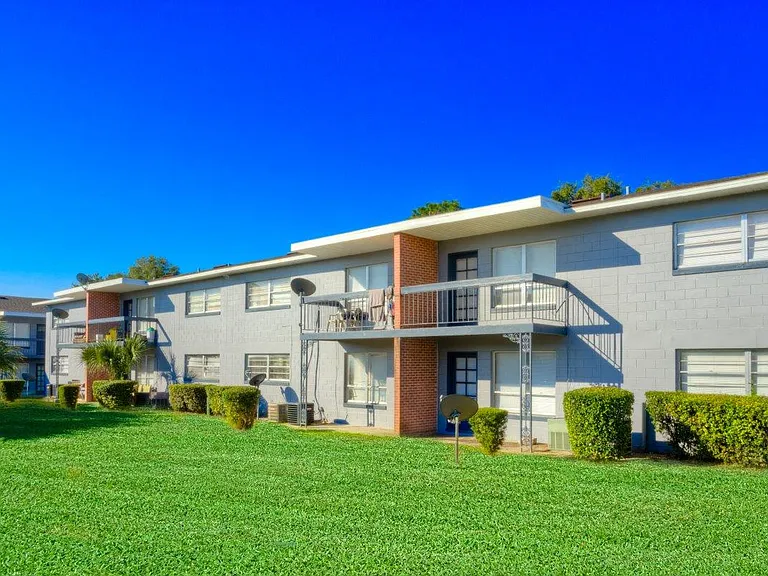 Hibiscus Place Apartments — Photo 11