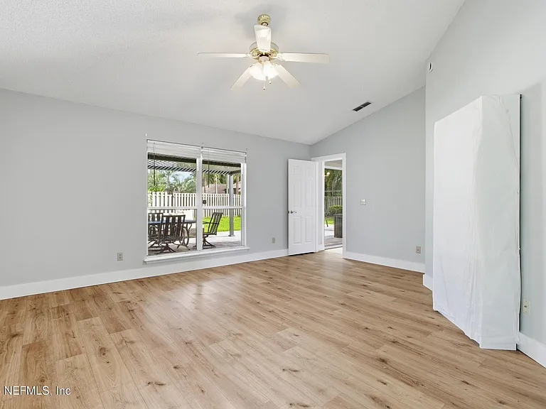421 Chicopee Ct — Photo 32