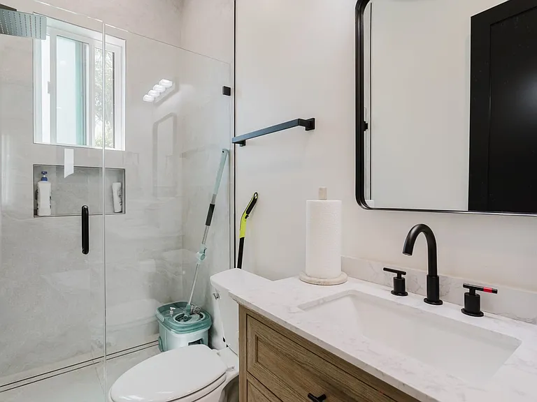 13540 Hamlin St — Photo 18