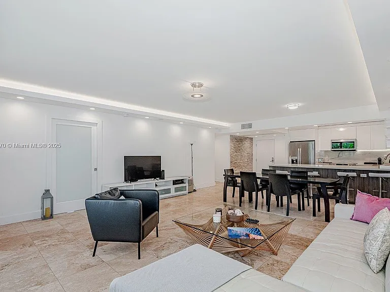 2301 Collins Ave #310 — Photo 8