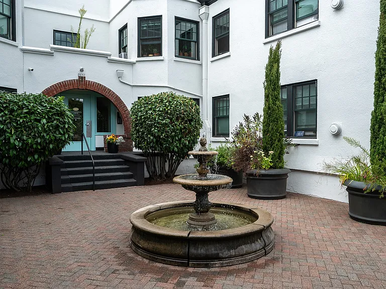 Mississippi Court | Exterior