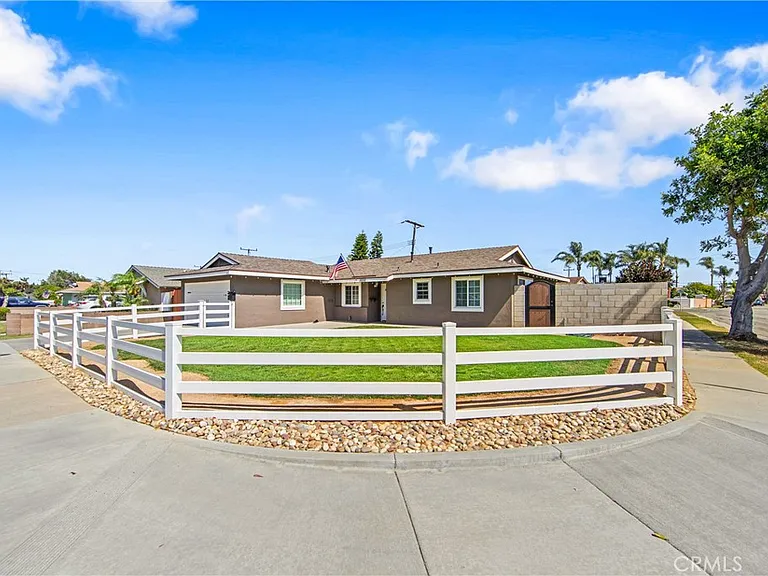 5892 Meadowlark Dr — Photo 2