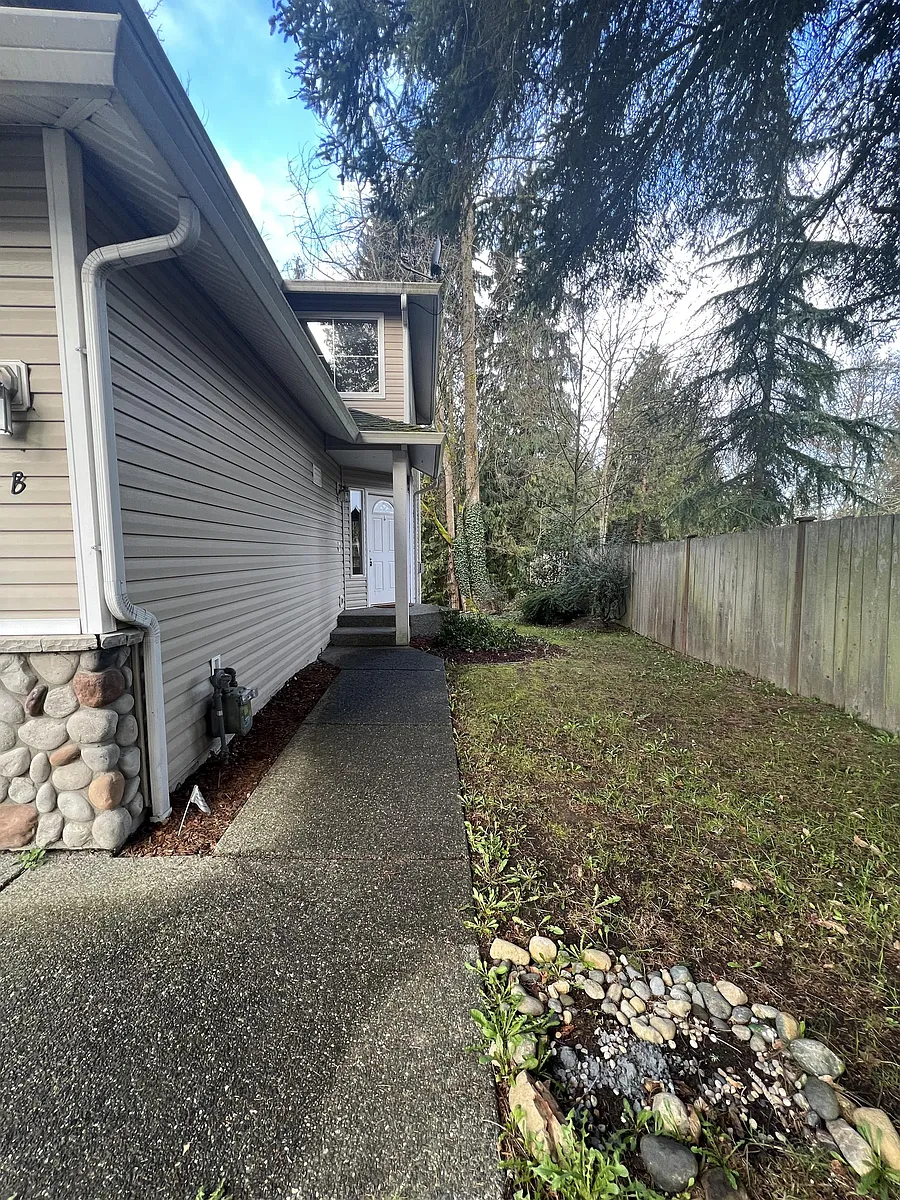 Building Photo - 414 91st Ave SE #B