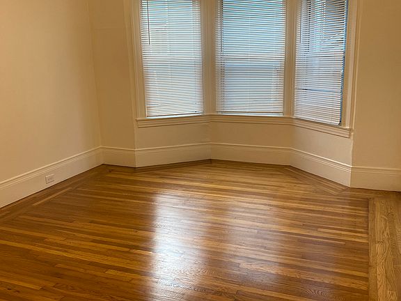 Huge Bedroom with bay windows