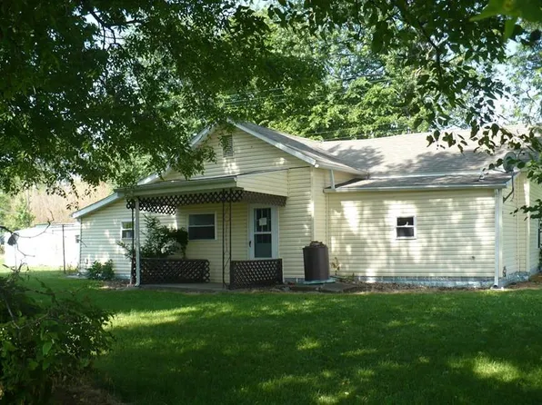 101 E 10th St, Belle Rive, IL 62810