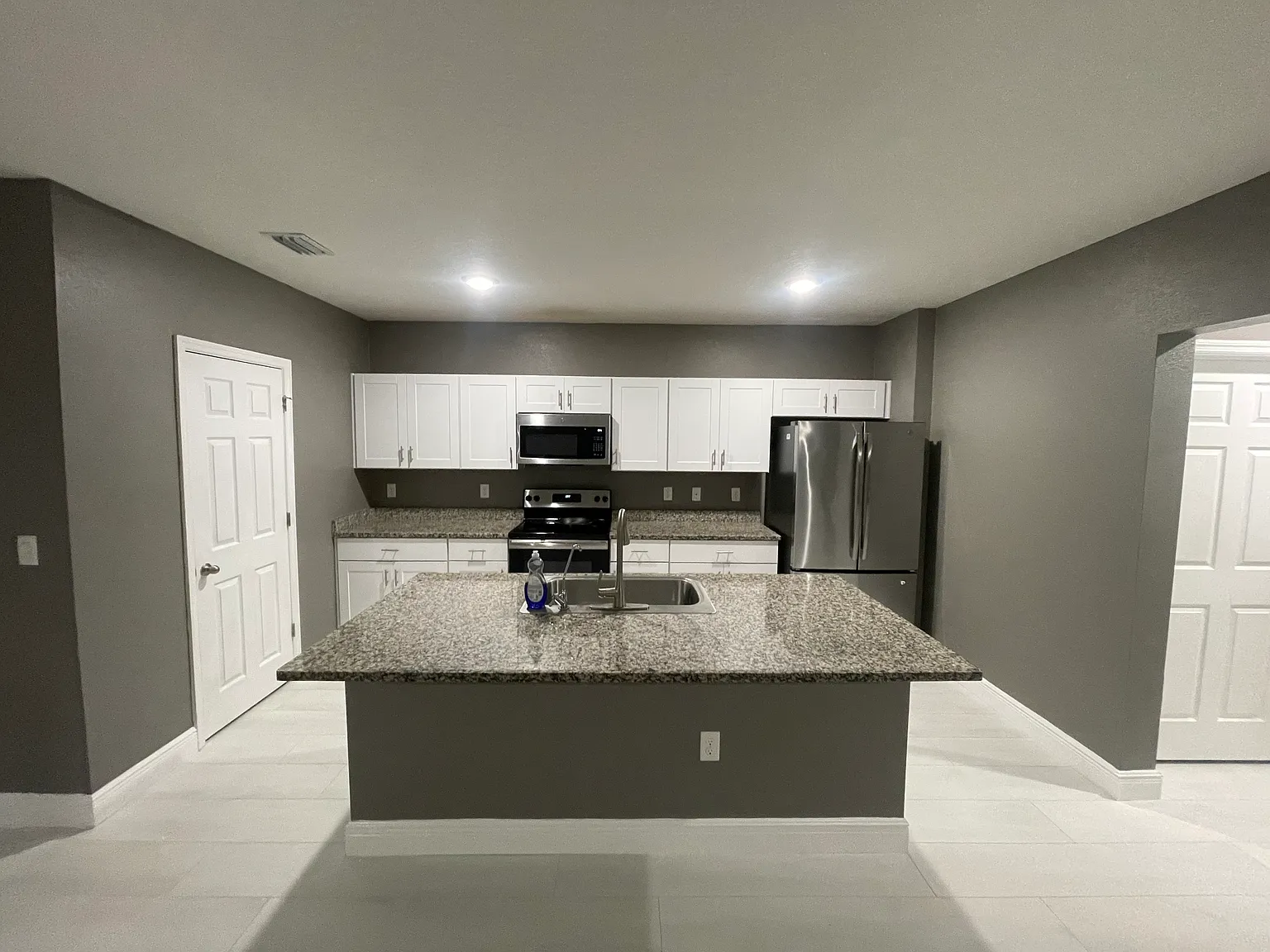 4 bed, 2.5 bath, 2301 sqft, $2,800 — Photo 3