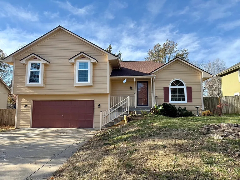 1412 SW Highland Dr — Photo 1