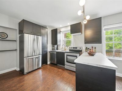 923 S Hanley Rd APT A, Saint Louis, MO, 63105